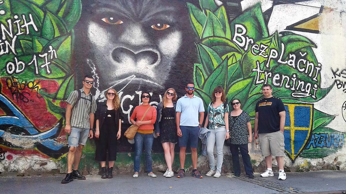 Skupina ljudi pred sliko gorile.