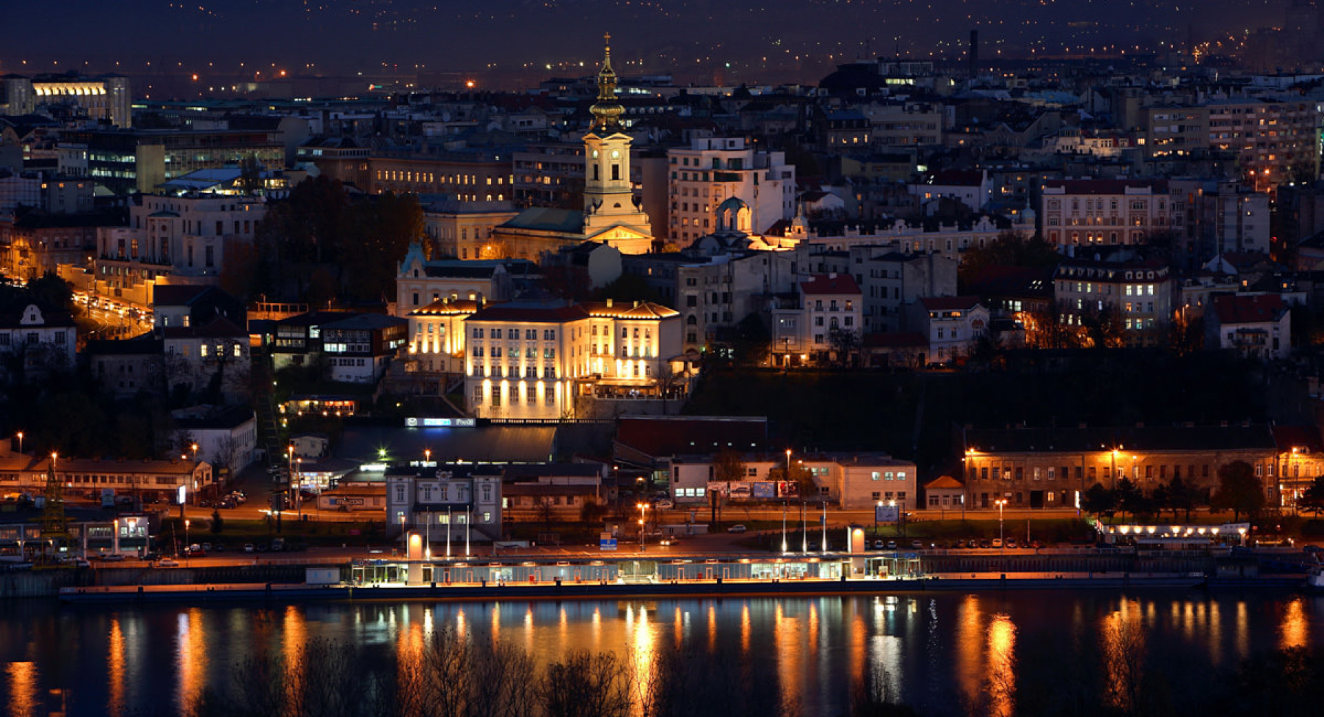 Panorama Beograda ponoči.