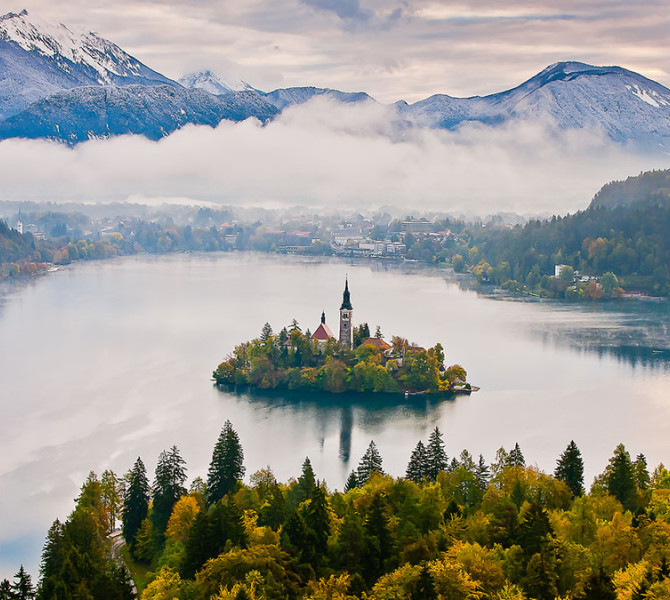 Panoramska slika Blejskega jezera in otoka.