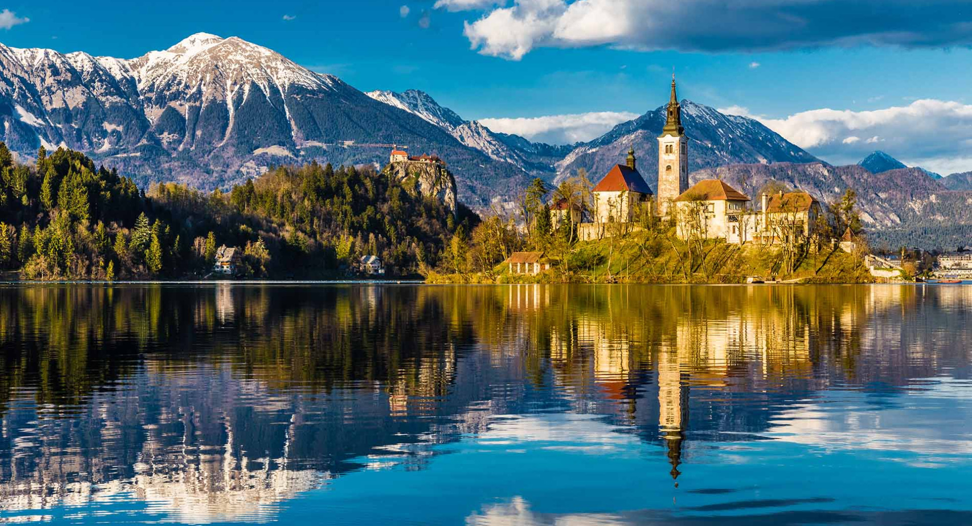 Blejsko jezero in otok. V ozadju zasnežene gore.