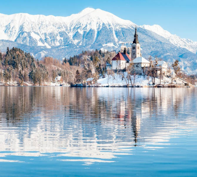 Un isolotto in mezzo al lago con una chiesetta.