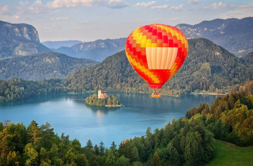 Polet z rumeno-rdecim balonom nad Blejskim jezerom.