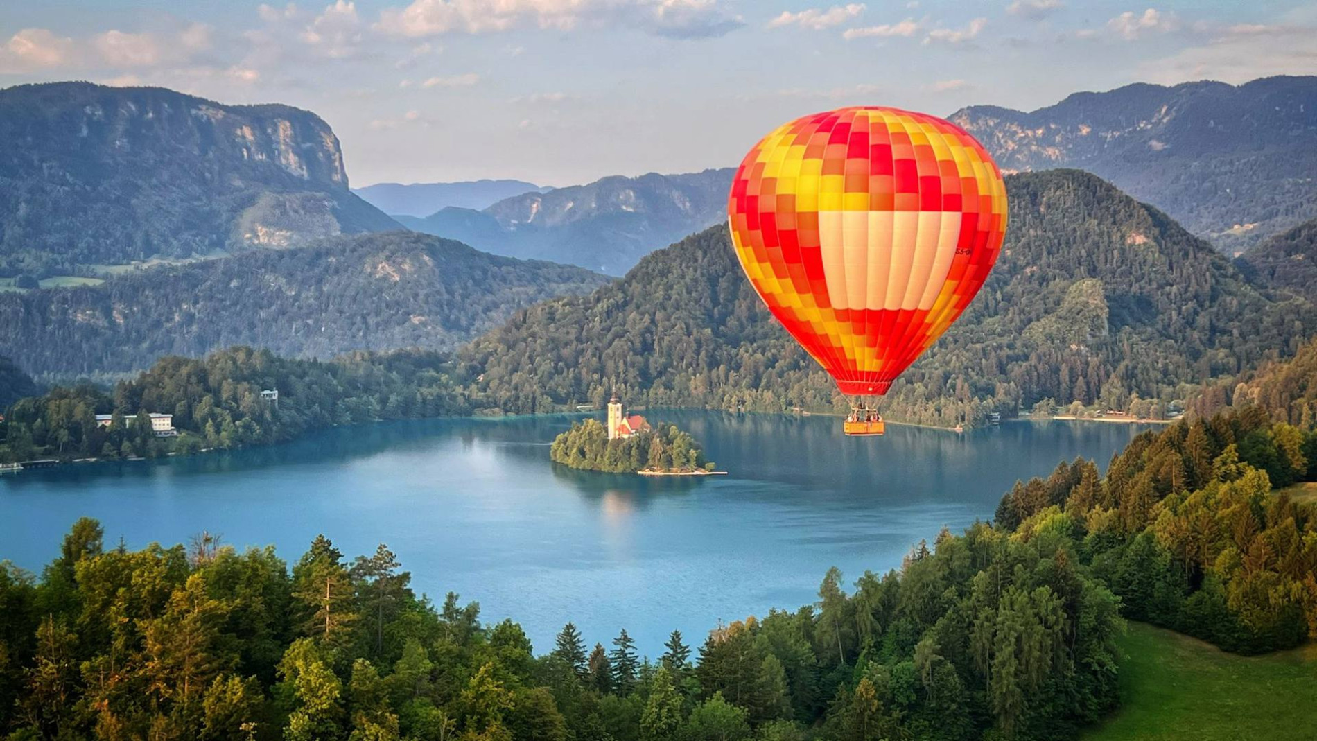 Polet s pisanim balonom nad Blejskim jezerom.  