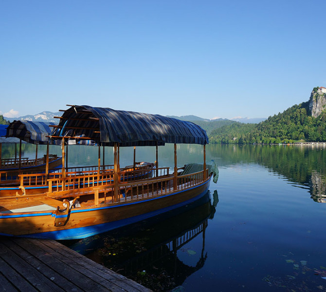 Coln pletna na Blejskem jezeru, v ozadju je Blejski grad.