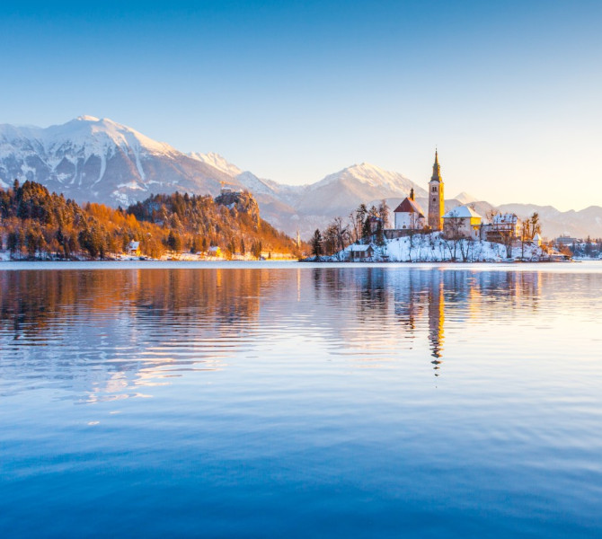 Der Bleder See mit der Insel im Winter.