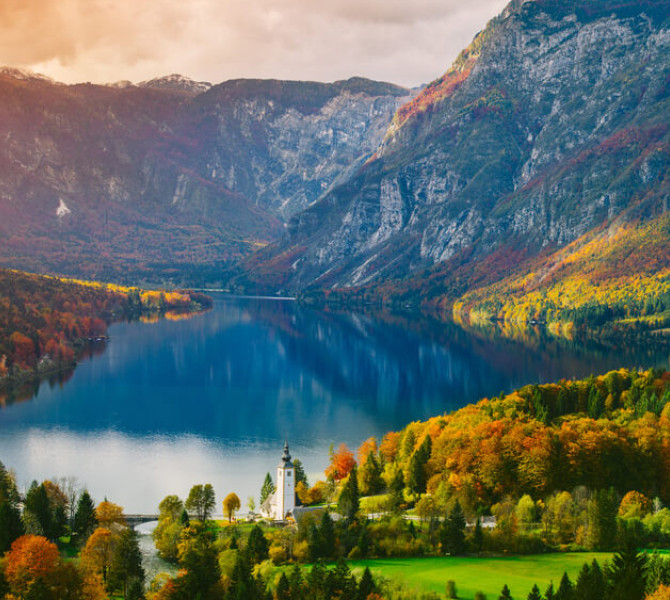 Bohinjsko jezero jeseni. 