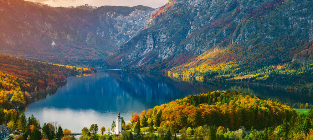 Razgled iz Peči na Bohinjsko jezero jeseni. V ozadju gore.