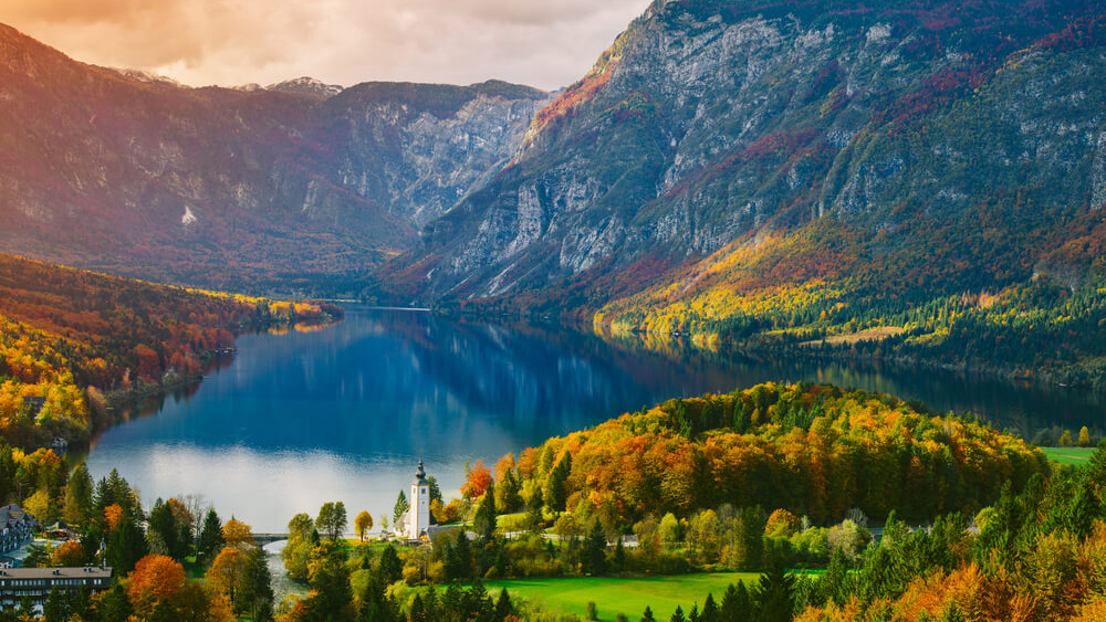 Razgled iz Peči na Bohinjsko jezero jeseni. V ozadju gore.