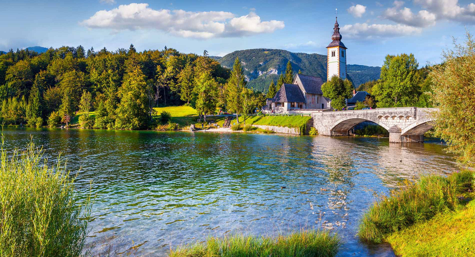 Jezero, most in v ozadju cerkev sv. Janeza Krstnika.