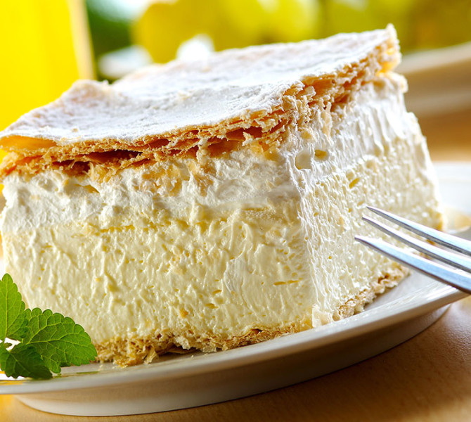 Mille-feuille (Kremšnita) fait de couches de crème pâtissière, de crème fouettée et de pâte feuilletée.