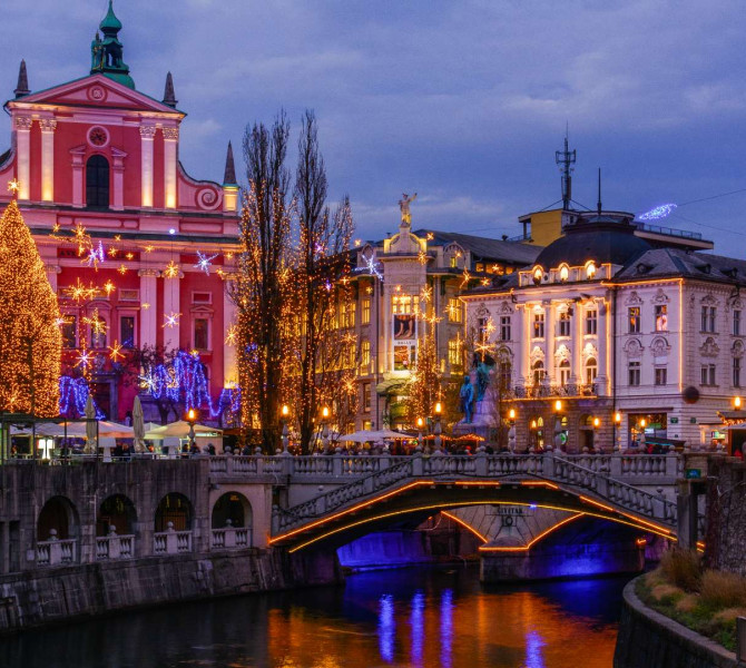 Addobbi natalizi di Piazza Prešeren. Vista dal fiume Ljubljanica.