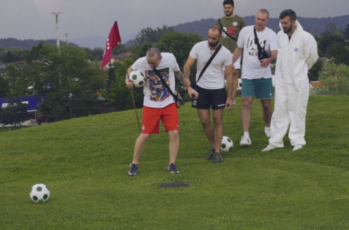 Prijatelji igrajo footgolf.