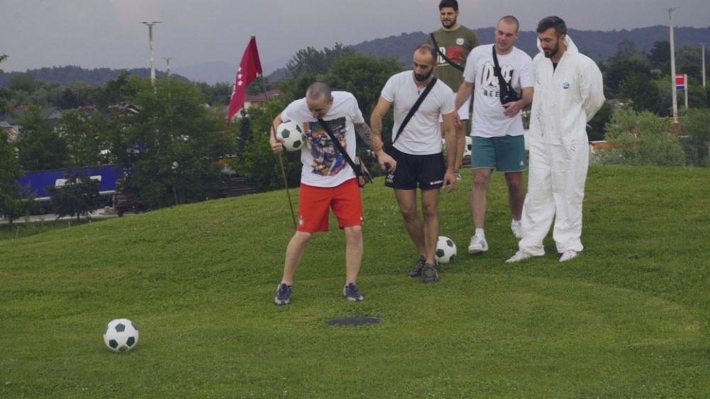 Prijatelji igrajo footgolf.