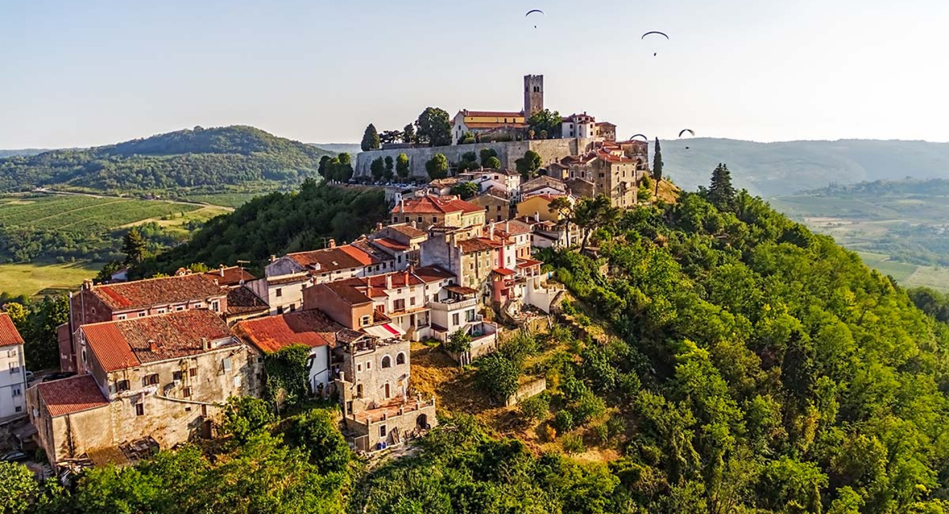 Staro mesto z obzidjem na hribcku.