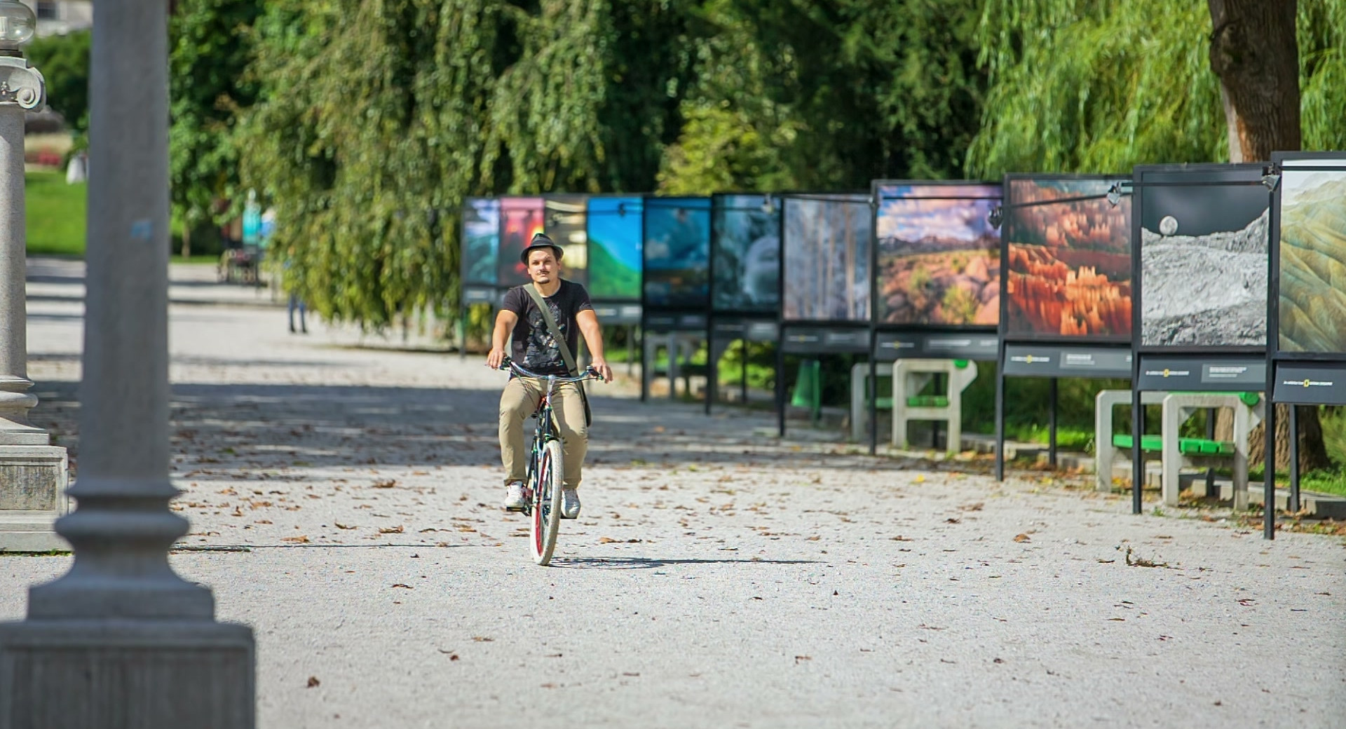 Kolesar v Jakopičevem sprehajališču.