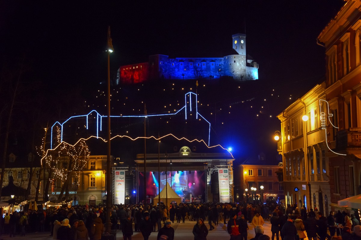 Praznično okrašena Ljubljana in Ljubljanski grad.