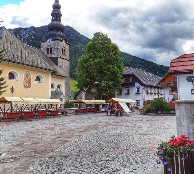Ulica v Kranjski Gori. V ozadju cerkev in hiše.