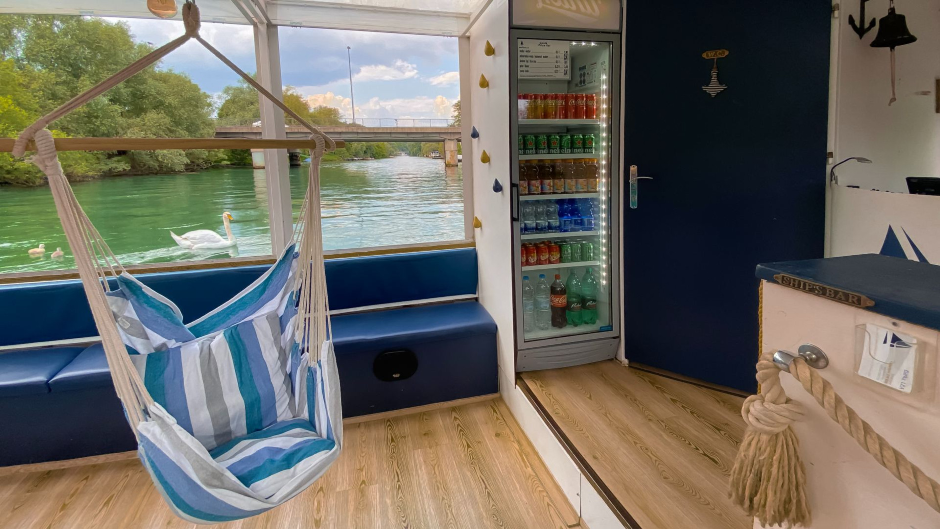 ladjica lea notranjost