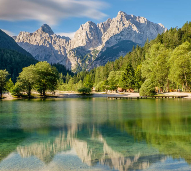 Lago e montagne in lontananza.