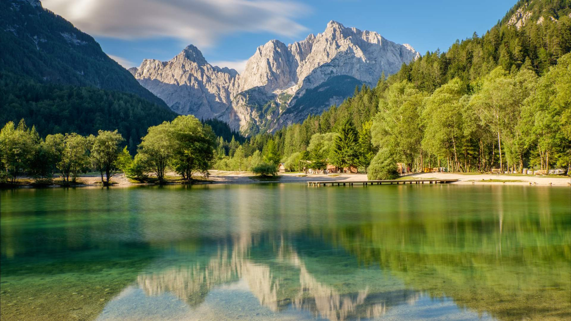 Jezero, v ozadju gore.