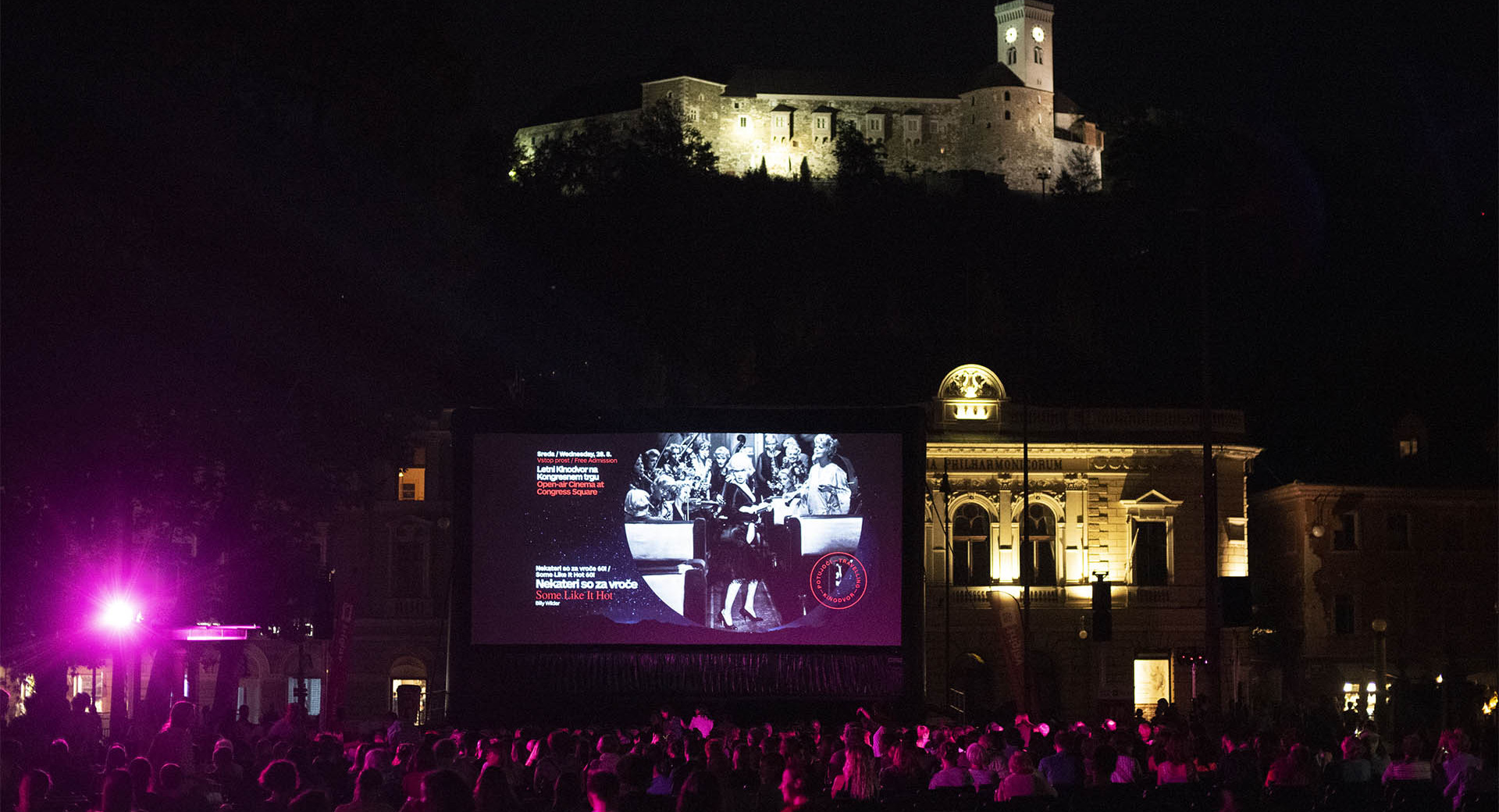 Film v kinu na prostem na Kongresnem trgu. V ozadju Ljubljanski grad.