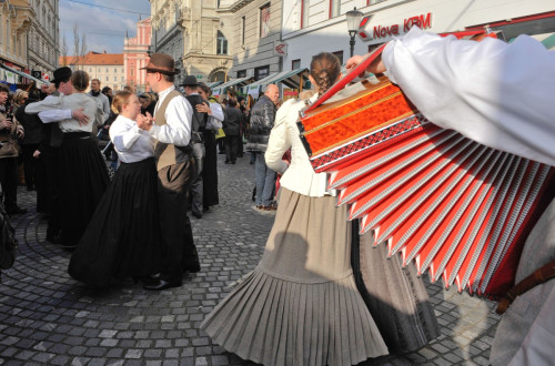 Plesalci folklore. V ospredju meh harmonike.