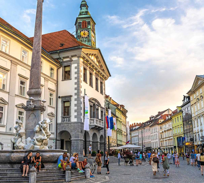 Mestni trg z Robbovim vodnjakom in mestno hišo v ozadju. 