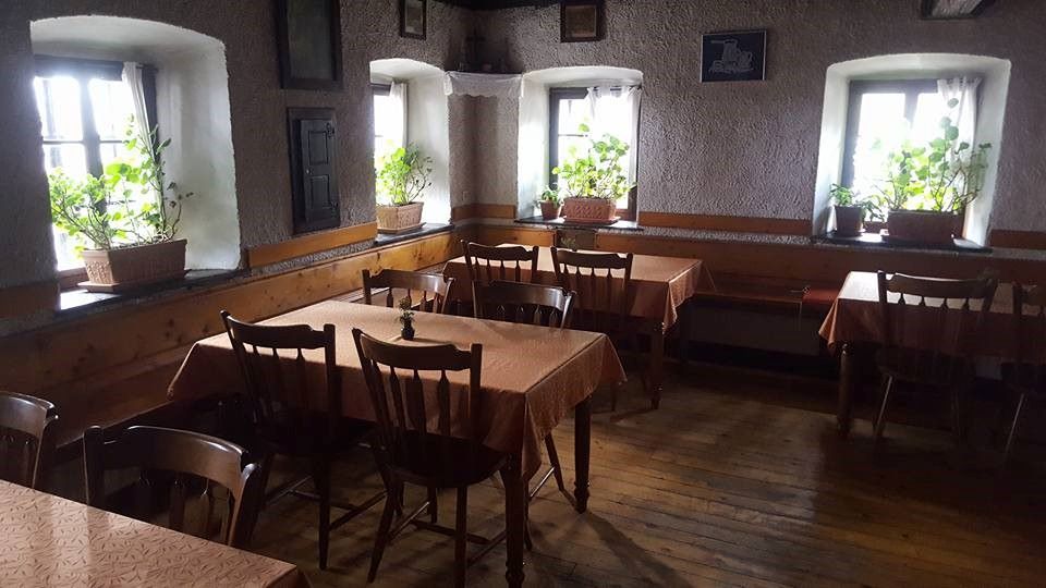 Lesene mize in stoli v restavraciji.