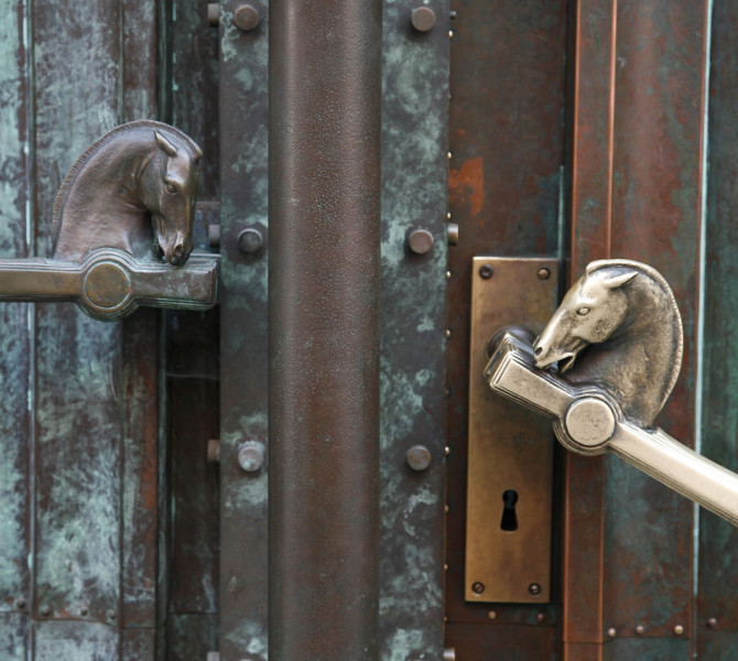 Les poignées de la Bibliothèque nationale et universitaire.
