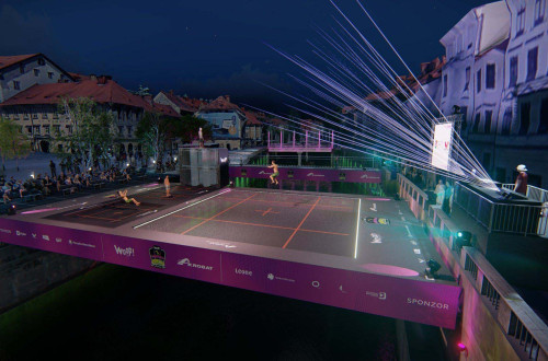 Mega trampolin nad Ljubljanico v središču mesta.