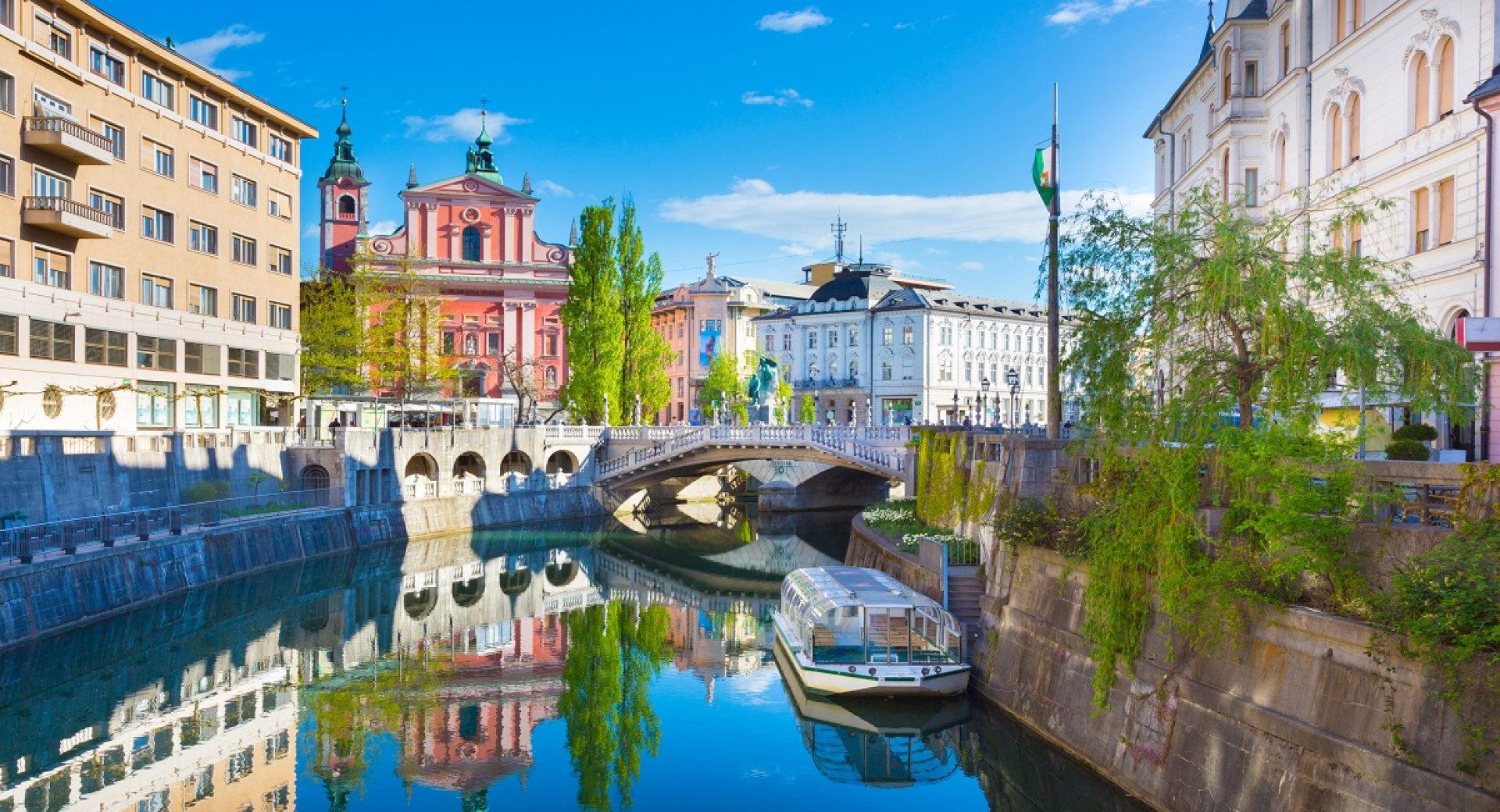 Razgled iz mosta na Ljubljanico in ladjico. V ozadju Prešernov trg.