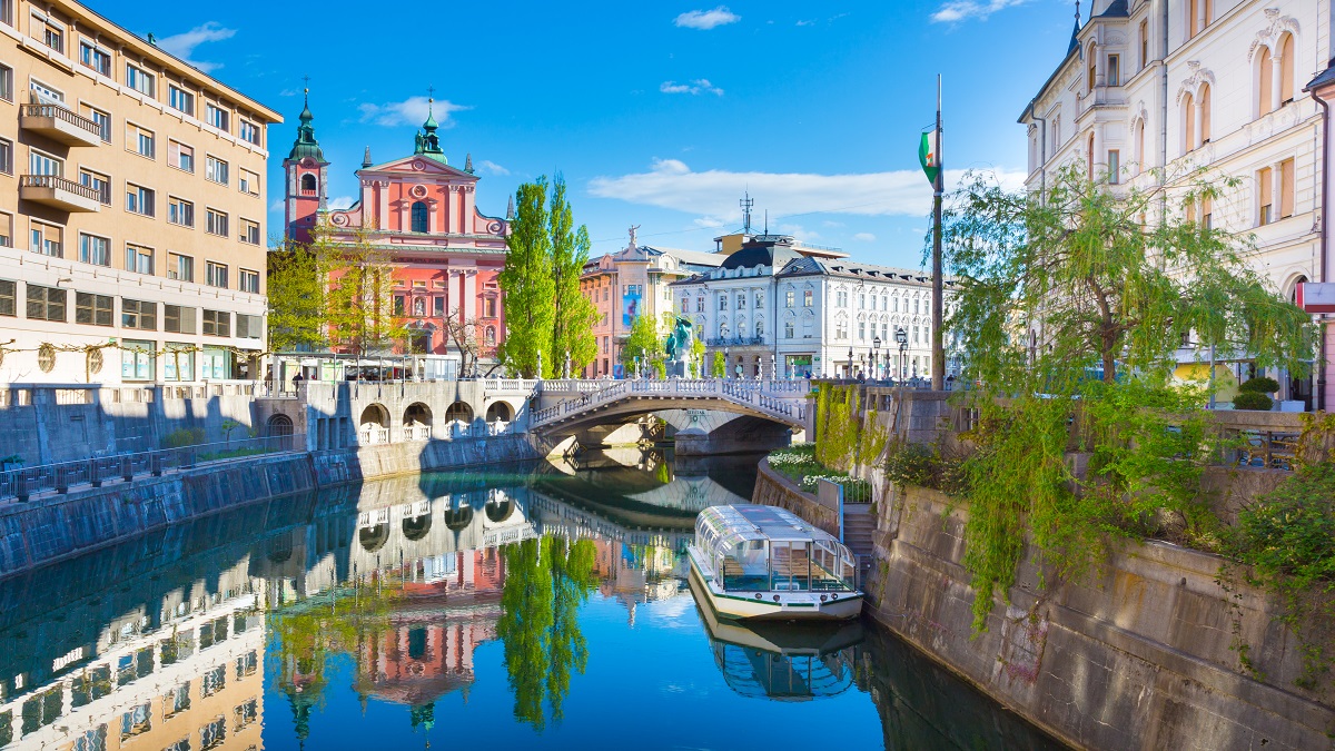 Razgled iz mosta na Ljubljanico in ladjico. V ozadju Prešernov trg.