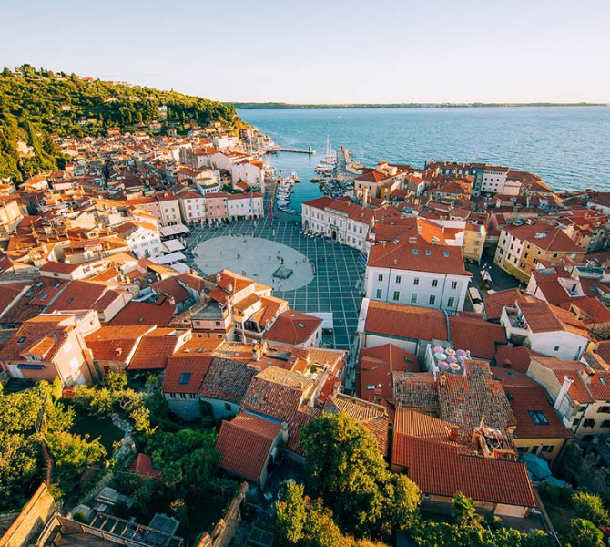 Razgled na Tartinijev trg, stavbe in morje.