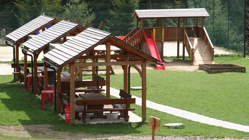 Lesene hišice na otroškem igrišču.