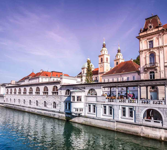 Plečnikove tržnice in Ljubljanica.