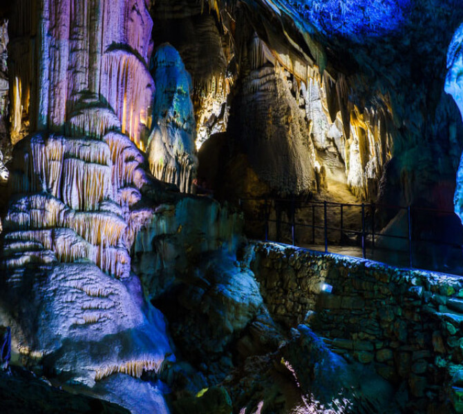 L'interno delle Grotte di Postumia in diversi colori.