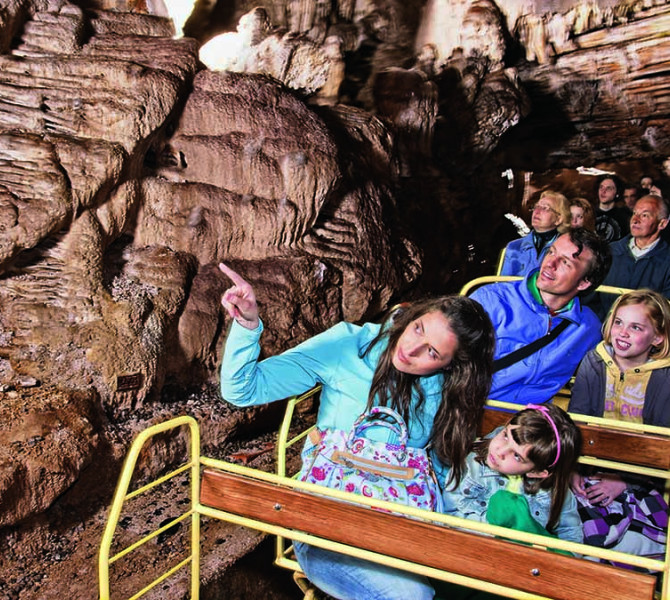 Personen im Höhlenzug der Grotte von Postojna