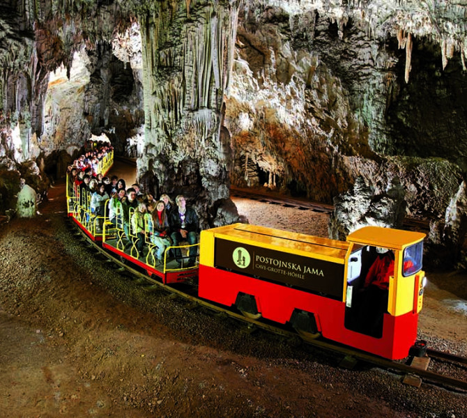 Turistični vlakec v Postojnski jami.