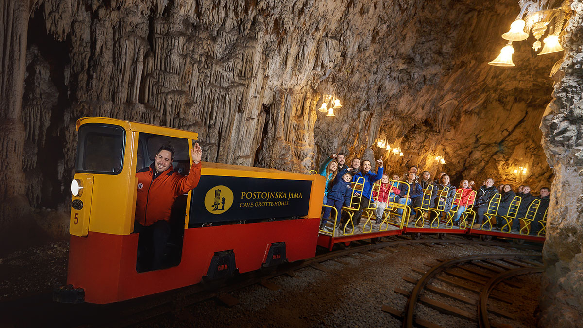 Un train touristique dans une grotte.