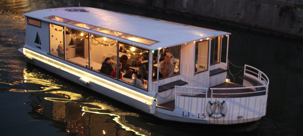 Festlich geschmücktes Boot auf der Ljubljanica.