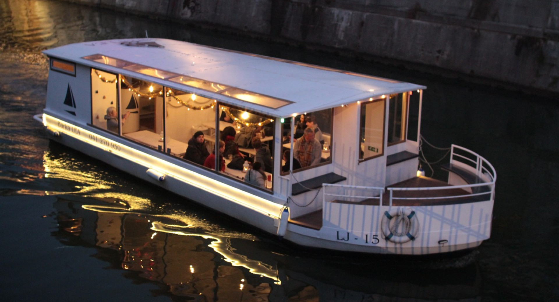 Barca decorata a festa sulla Ljubljanica.