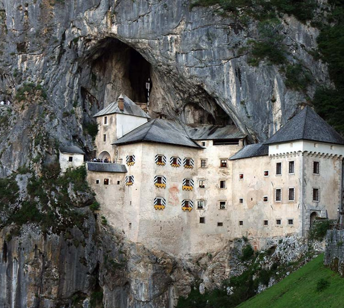  Eine Burg auf einer steilen Klippe.