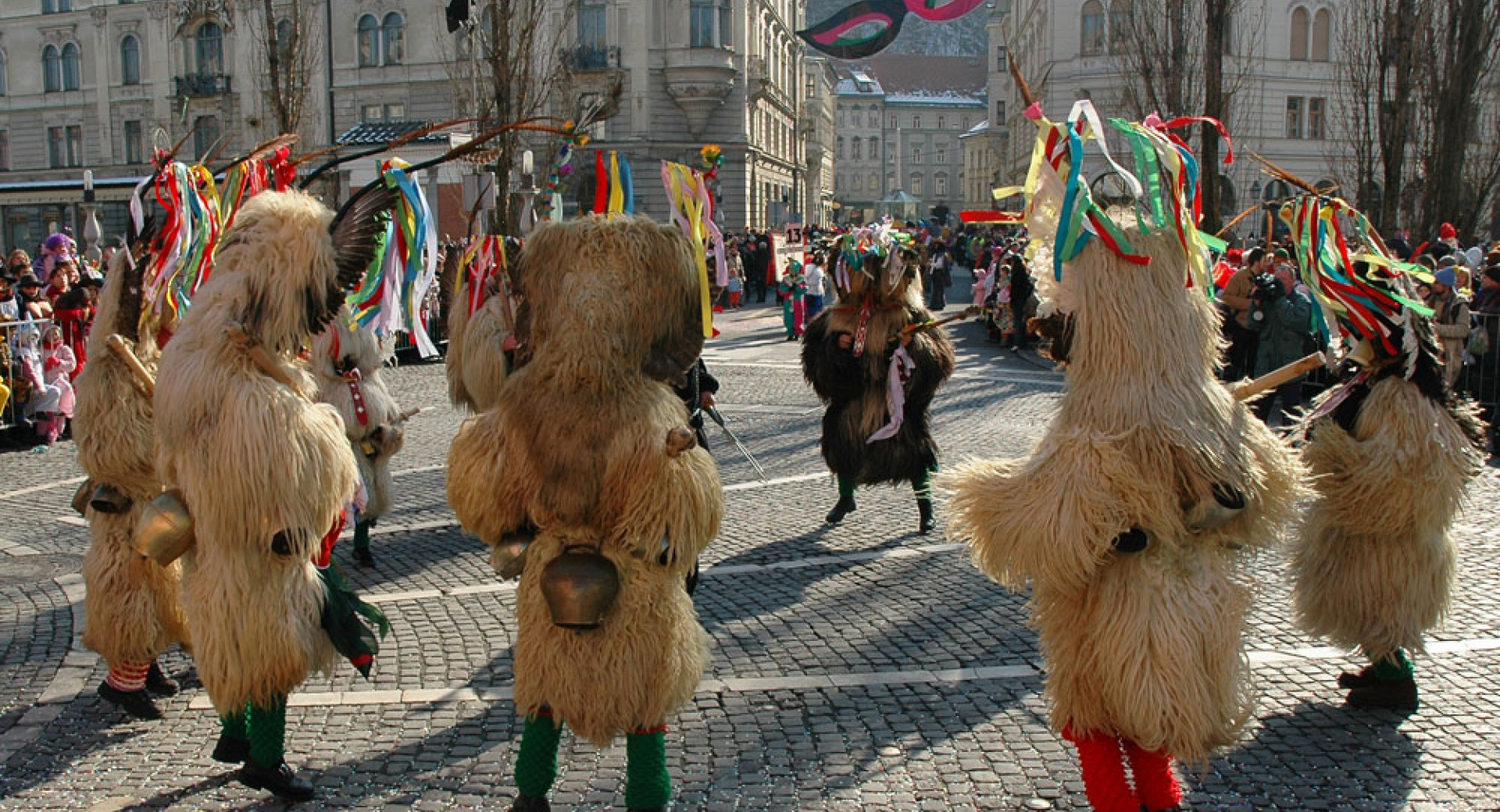 Kurenti na Prešernovem trgu. 