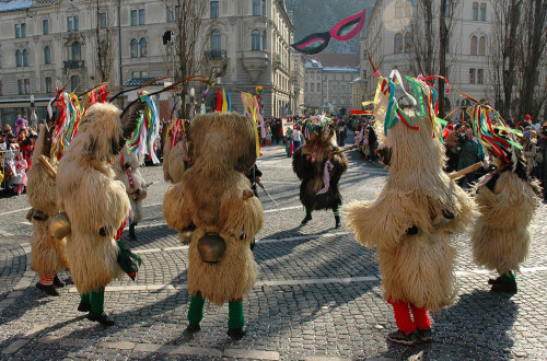 Kurenti na Prešernovem trgu. 