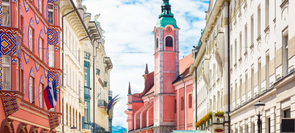 Secesijske stavbe na Miklošičevi ulici v Ljubljani.