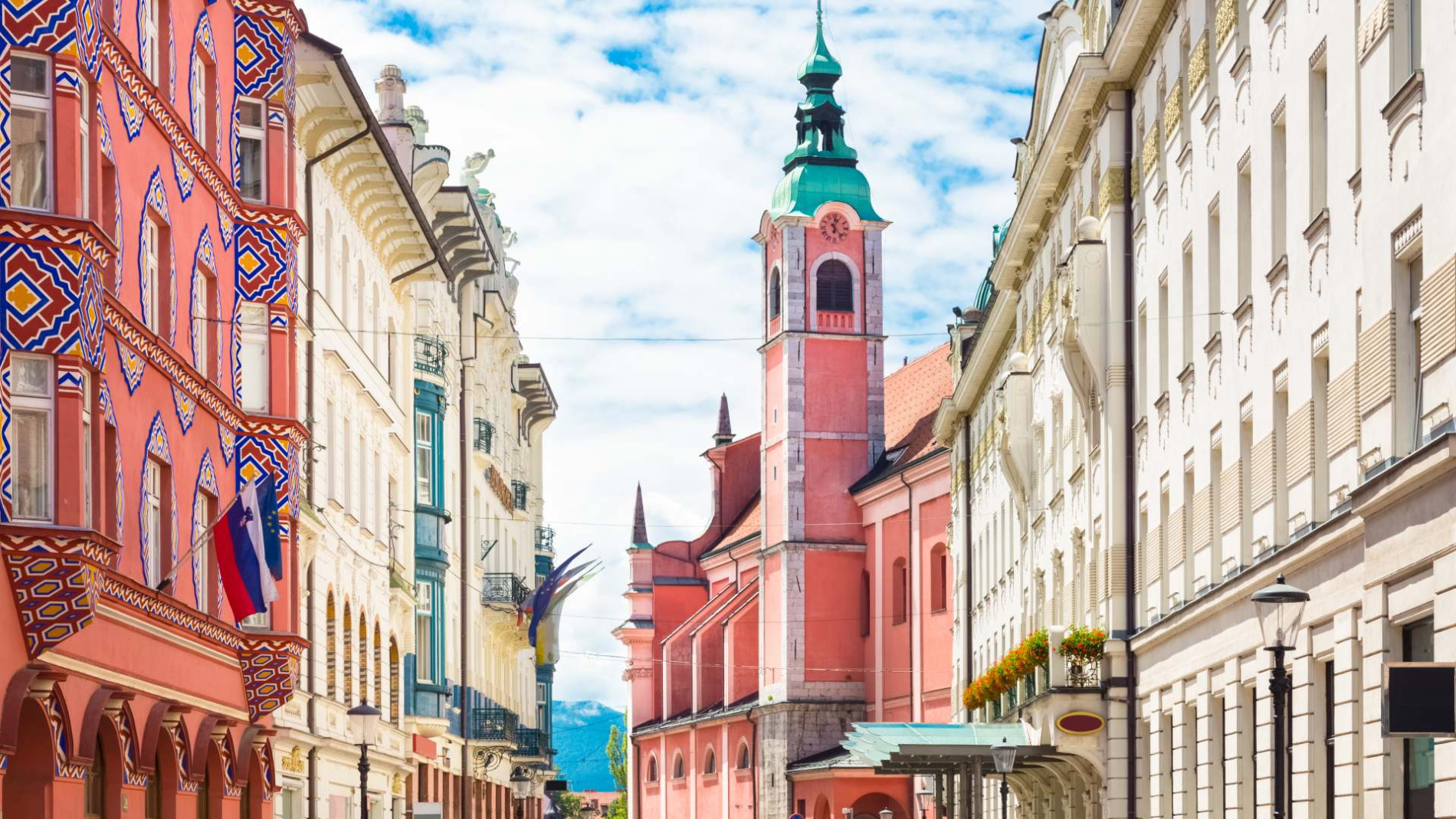 Secesijske stavbe na Miklošičevi ulici v Ljubljani.