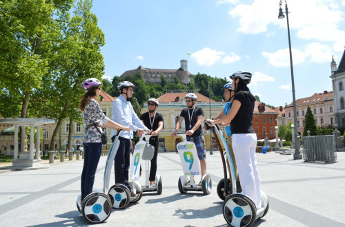 Turisti na ogledu Ljubljane s segwayem