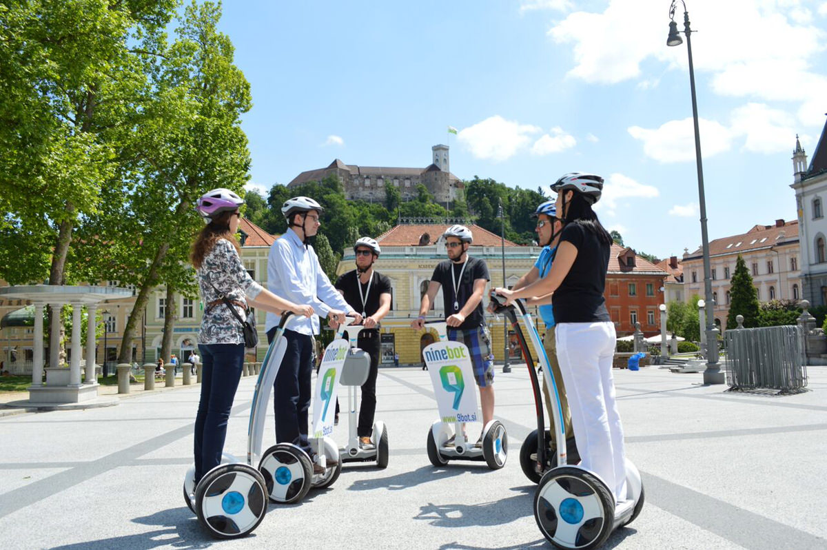 Turisti na ogledu Ljubljane s segwayem