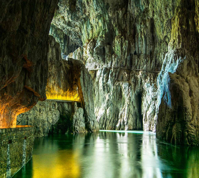 Reka, ki teče skozi Škocjanske jame.