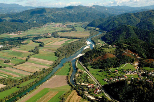 Pogled na sotočje treh rek in Dol pri Ljubljani s ptičje perspektive.